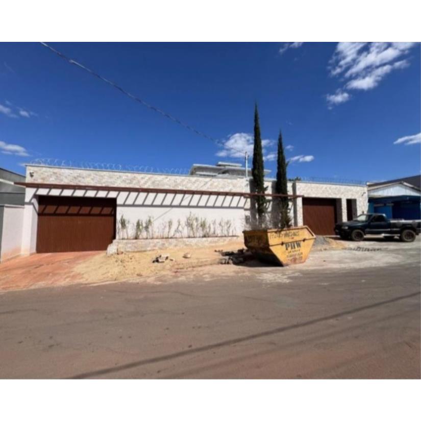 Foto de Nerópolis/GO - Centro - Casa com 610m²