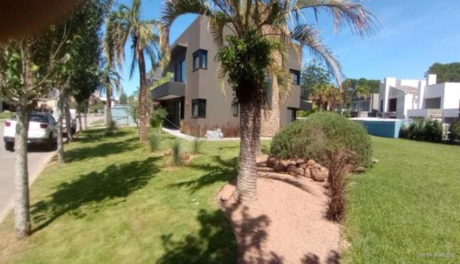 Pelotas/RS - Laranjal - Casa com 375m² Leilão Banco Inter, localizado em Pelotas - RS, bairro Laranjal