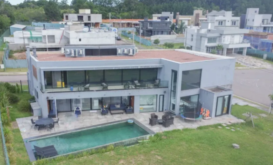 Porto Alegre/RS - Cond. Alphaville - Casa com 468m² Leilão Banco Inter, localizado em Porto Alegre - RS